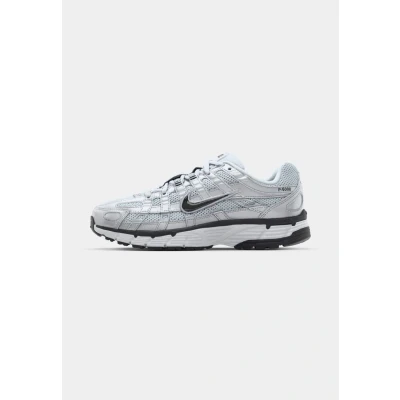 Abbildung von Nike Sportswear WMNS P6000 Sneaker low, Größe: 39, White/black/metallic silver/pure platinum Textil/synthetik