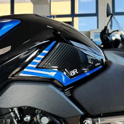Abbildung von Resin Bike Aufkleber Motorrad Kompatibel Mit Suzuki GSX 8R 2024 Blue. Seitenschutzgitter Tank Schutzfolie vor Stößen und Kratzern. Aufklebersatz 3D Harzklebstoff Stickers Made in Italy