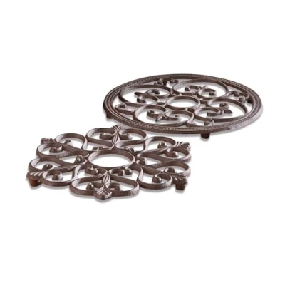 Abbildung von LOBERON Topfuntersetzer 2er Set Gratton, im Ornament Stil, Vintage Charakter, speichert Wärme, Küchenutensilien, Küchenaccessoire, Gusseisen, antikbraun