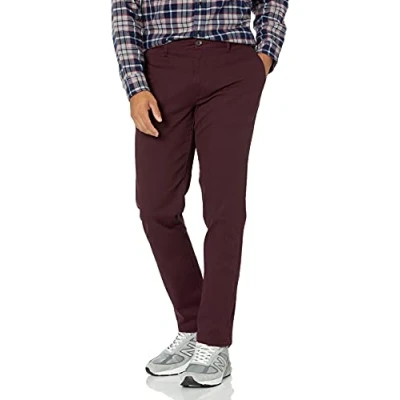 Abbildung von Amazon Essentials Herren Legere Stretch Chinohose mit Enger Passform, Burgunderrot, 33W / 32L