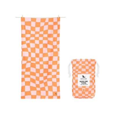 Abbildung von Dock &amp; Bay Beach Towel L Groovy Check 160x90cm