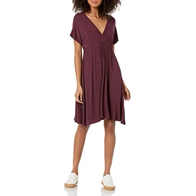 Abbildung von Amazon Essentials Damen Surplice Kleid (Erhältlich in Übergröße), Burgunderrot, XL