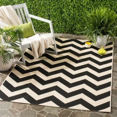 Abbildung von SAFAVIEH Geometrisch Teppich für Wohnzimmer, Esszimmer, Schlafzimmer Courtyard Collection, Kurzer Flor, Schwarz und Beige, 122 X 170 cm