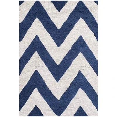 Abbildung von SAFAVIEH Modern Teppich für Wohnzimmer, Esszimmer, Schlafzimmer Cambridge Collection, Kurzer Flor, Marine und Elfenbein, 122 X 183 cm