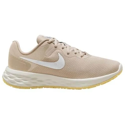 Abbildung von Nike Damen W Revolution 6 Nn Laufschuh, Sand Topas Weiß Gold Indigo Gefahr, 37.5 EU