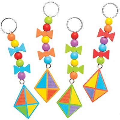 Abbildung von Baker Ross Schlüsselanhänger und Taschenschmuck Bastelsets „Drache“ aus Holz, für Kinder Kunsthandwerk Projekte (4 Stück), AT674, Rot,Grün,Blau