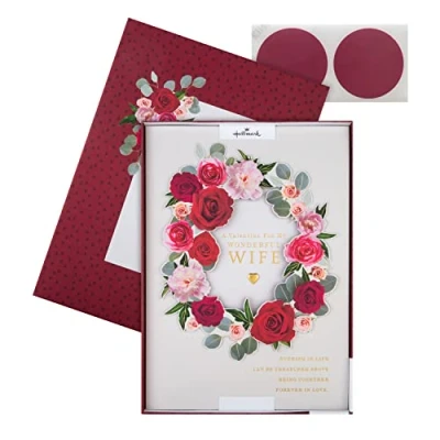 Abbildung von Hallmark Luxuriöse Valentinstagskarte für die Frau traditionelles Blumenkranz Design mit Geschenkbox