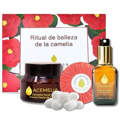 Abbildung von Camellia Beauty Ritual Pack Japanisches SAHO mit Kamelienöl. Enthält BIO Kamelienöl, Gesichtscreme Gesichtsseife Kamelienöl und drei Peeling Seidenkokons