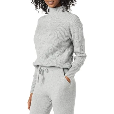 Abbildung von Amazon Essentials Damen Soft Touch Pullover mit Trichterkragen und Zopfmuster, Grau Meliert, L