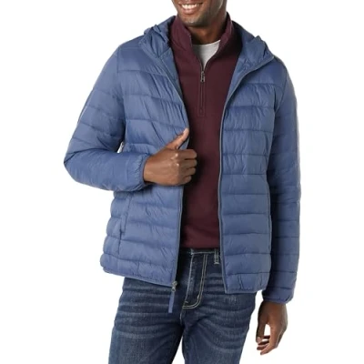 Abbildung von Amazon Essentials Herren Leichte, Wasserabweisende, verstaubare Kapuzenjacke, Indigo, S