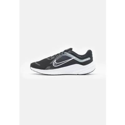 Abbildung von Nike Performance Quest 5 Laufschuh Neutral, Herren, Größe: 39, Black/white/smoke grey/dark smoke grey Schuhe