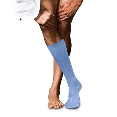 Abbildung von FALKE Herren Kniestrümpfe No. 13 Feinste Piuma Baumwolle lang einfarbig 1 Paar, Blau (Arcticblue 6367), 45 46