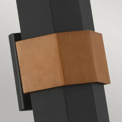 Abbildung von Quoizel QZ Chasm M BKW Wandleuchte LED 9.5W IP44 Aluminium, Glas; mattschwarz mit Holzeffektriemen L:13cm B:17.2cm Ø17.2cm