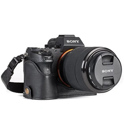 Abbildung von MegaGear Ever Ready Leder Kamera Halbtasche mit Trageriemen und Batteriezugang für Sony Alpha A7S II, A7R A7 II schwarz