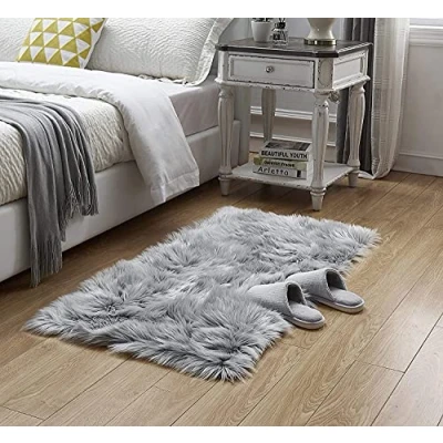 Abbildung von HEQUN Faux Lammfell Schaffell Teppich Kunstfell Dekofell Lammfellimitat Longhair Fell Nachahmung Wolle Bettvorleger Sofa Matte (80 X180 cm, Grau)