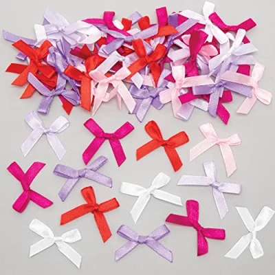 Abbildung von Baker Ross Selbstklebende Satin Schleifen Pack of 102, Valetntinstags Bastelbedarf für Kinder in Rot, Rosa und Lila (FC307)