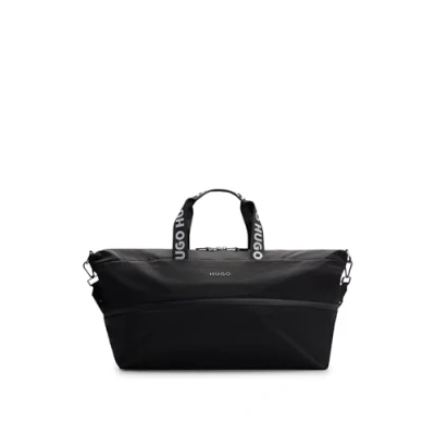 Abbildung von HUGO Herren Luka Holdall Weekender mit Logo Schriftzug, Webriemen und Reißverschluss Schwarz Stck