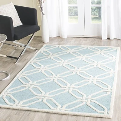 Abbildung von SAFAVIEH Modern Teppich für Wohnzimmer, Esszimmer, Schlafzimmer Cambridge Collection, Kurzer Flor, Hellblau und Elfenbein, 122 X 183 cm
