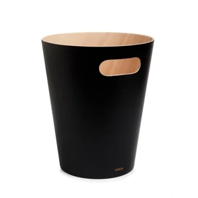 Abbildung von Umbra Woodrow Abfalleimer Zweifarbiger Holz Papierkorb für Büro, Badezimmer, Wohnzimmer und Mehr, 7,5l Fassungsvermögen, Natur / Schwarz, Medium