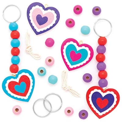Abbildung von Baker Ross Schlüsselanhänger und Taschenschmuck Bastelsets „Herz“ aus Holz Bastelset für Kinder (4 Stück) AT358, Weiß