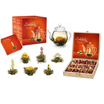 Abbildung von Creano Teeblumen Mix Geschenkset ErblühTee mit Glaskanne &amp; 6 + 12 Teerosen in Teekiste aus Holz Sorten Weißtee