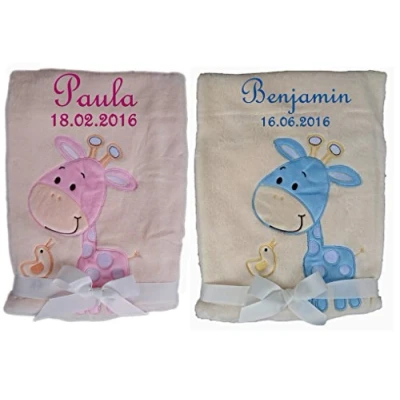 Abbildung von Babydecke beige Giraffe mit Namen bestickt Taufe Baby Geburt (rosa)