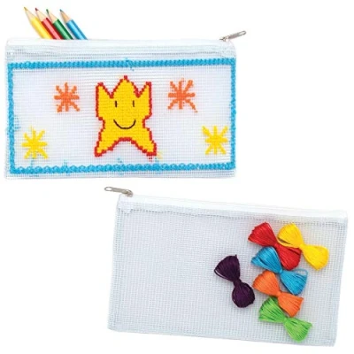 Abbildung von Baker Ross AT953 Federmäppchen, Kreuzstich Set, 2 Stück, bunte Tasche für Kinder, Kunst und Handwerk oder Nähanfänger, Blau,Gelb,Grün,Rot