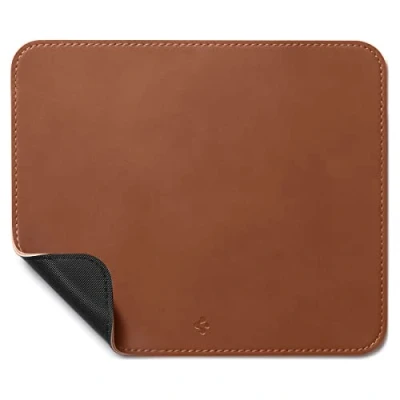 Abbildung von Spigen Mauspad aus Velo Vegan PU Leder Gaming Mousepad mit Anti Rutsch Gummimatte Braun
