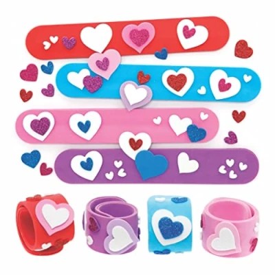 Abbildung von Baker Ross AX716 Herz Armband Sets zum Anschlagen 4 Stück, Kinder Schmuckbastelset, Slap Bänder, für Partytüten oder als Kindertaschengeldspielzeug