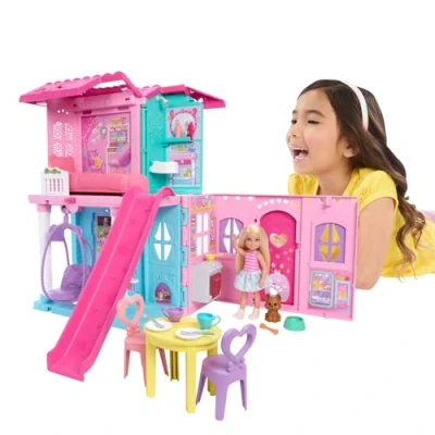 Abbildung von Barbie Chelsea Spielzeug Puppenhaus mit über 15 Accessoires, das Pop up Haus erweitert Sich auf 42 x 33 cm 5 Spielbereichen und Rutsche, Kleiner Puppe Hund, JFW49