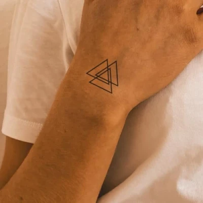 Abbildung von Inkster Tattoo Drei Dreiecke vegane &amp; wasserfeste Temporäre Tattoos für Erwachsene EU Kosmetikzertifizierte Farbe revolutionäres 2 Wochen Premium Klebetattoos Fake