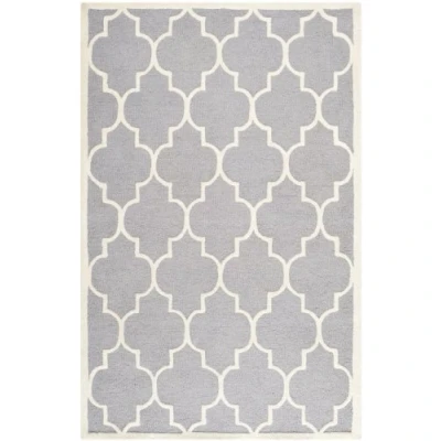 Abbildung von SAFAVIEH Geometrisch Teppich für Wohnzimmer, Esszimmer, Schlafzimmer Cambridge Collection, Kurzer Flor, Silber und Elfenbein, 76 X 244 cm