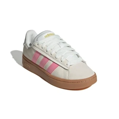 Abbildung von adidas Grand Court Alpha 00s Damen Sneaker, Off White/Bliss Pink/Gold Metallic, 40 EU
