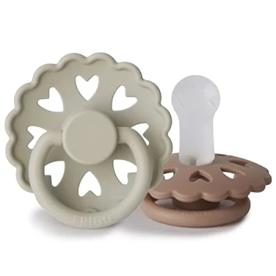Abbildung von FRIGG Fairytale Schnuller 2 Packung Silikon BPA Frei Hergestellt in Dänemark Symmetrischer Sauger Kirschform (Silky Satin/Willow Gray, Größe (6 18 Monate))
