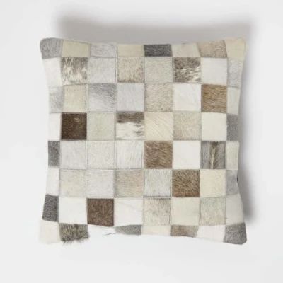 Abbildung von Homescapes Patchwork Kissen 45x45 cm, Lederkissen kariert, Fellkissen Creme beige grau, Dekokissen mit Füllung