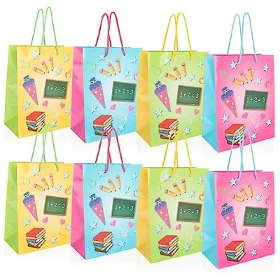 Abbildung von com four® 8X Geschenktasche, Geschenkverpackung für Schulanfänger, eckige Schultüte mit Henkeln, Faltbarer Beutel aus Pappe zur Einschulung (8 Stück 4 Farben)
