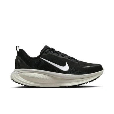 Abbildung von Nike Herren Vomero 18 Laufschuh, Black/Summit White/Coconut Mil, 44.5 EU