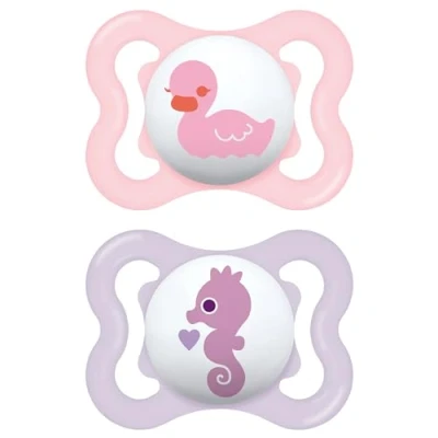 Abbildung von MAM Schnuller Air S229, Auflagefläche mit extra großen Löchern für empfindliche Haut, SkinSoftTM Silikon Sauger 0+ Monate, Rosa (2 Stück) automatischer Sterilisierungsbox, meses