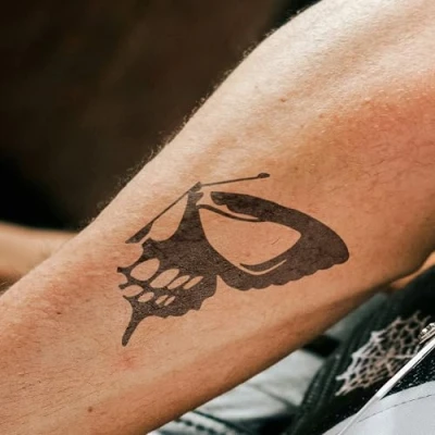 Abbildung von Totenkopf Schmetterling Inkster Tattoo vegane &amp; wasserfeste Temporäre Tattoos für Erwachsene EU Kosmetikzertifizierte Farbe revolutionäres 2 Wochen Premium Klebetattoos