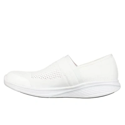 Abbildung von MBT NIWASI Slip On Sportliche Sneaker für Damen. Anatomisch Bequeme Walking Schuhe. Physiologisches Komfort und Stabilitätsschuhwerk mit gekrümmter Sohle. Moderne Sneakers