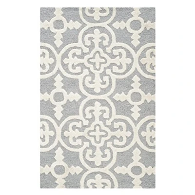 Abbildung von SAFAVIEH Traditionell Teppich für Wohnzimmer, Esszimmer, Schlafzimmer Cambridge Collection, Kurzer Flor, Silber und Elfenbein, 91 X 152 cm