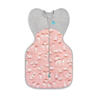 Abbildung von Love To Dream Pucksack, Baby Erstausstattung Neugeboren (2,2 3,8kg), ideal für kühle Temperaturen (16 20C), Arme hoch Position, zweiweg Reißverschluss einfaches Windelwechseln, Schlafsack Rosa