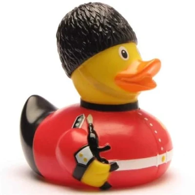 Abbildung von Badeente Guardsman I Quietscheente London L: 7,5 cm inkl. Gummienten Schlüsselanhänger im Set Geschenk für England Fans