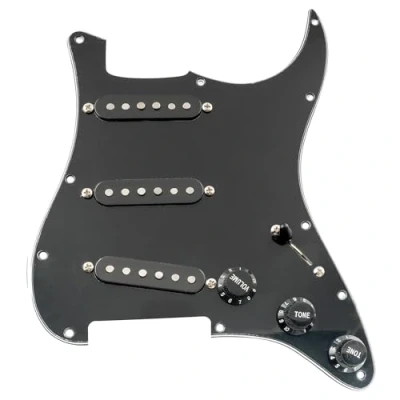 Abbildung von Musiclily Pro SSS Vorverdrahtetes Schlagbrett ST Pre wired Loaded Pickguard mit Artec Staggered Alnico 5 Single Coil Tonabnehmer Set für Strat Style E Gitarre, 3 lagig Schwarz