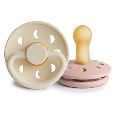 Abbildung von FRIGG Moon Phase Schnuller 2 Packung Latex BPA Frei Hergestellt in Dänemark Symmetrischer Sauger Kirschform (Blush/Cream, Größe (6 18 Monate))