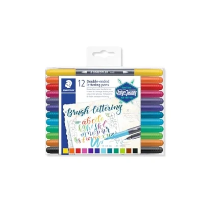 Abbildung von STAEDTLER 3004 TB12 Doppelfasermaler Handlettering (feine Spitze und Pinselspitze) Klarfaltetui mit 12 leuchtenden Farben