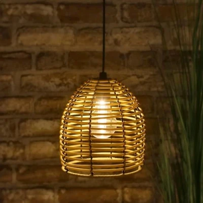 Abbildung von Spetebo Deckenleuchte LED Hängeleuchte in Rattan Optik für Außen und Innen 18 x 16 cm, fest integriert, warm weiß, Garten Deko Beleuchtung weiß mit Timer