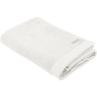Abbildung von TOM TAILOR Duschtuch, 70x140 cm, 100% Baumwolle/ Frottier, mit zwei Aufhängern und Label Logo, COLOR BATH TOWEL Weiß (Crisp White)