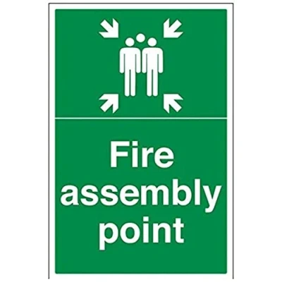 Abbildung von VSafety englische Schild „Fire Assembly Point“ mit Familienaufdruck, 400 x 600 mm, 2 mm starrer Kunststoff
