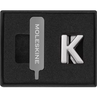 Abbildung von Moleskine Anstecknadel für Notizbuch oder Agenda BuchstabeK, Buchstaben Anstecknadel, Personalisiere den Verschluss mit einem Gummiband, Personalisierte Geschenkideen, Silberfarbe